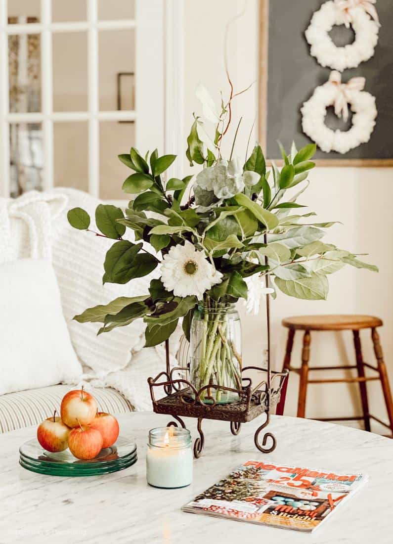 A vase of flowers on a table