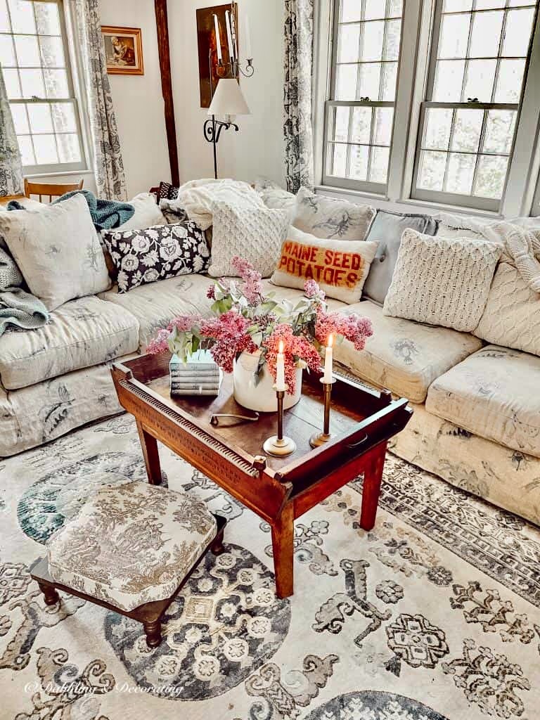 Living room vintage inspired decorated for spring.