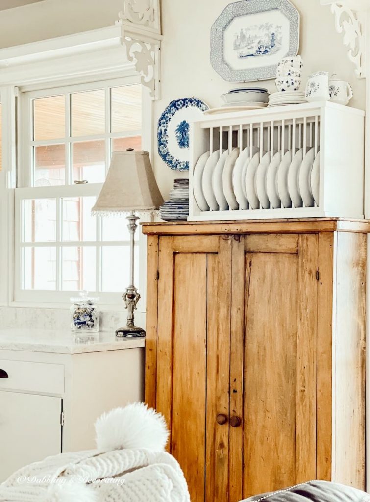 How to Decorate a Winter White Farmhouse Kitchen - MY 100 YEAR OLD HOME