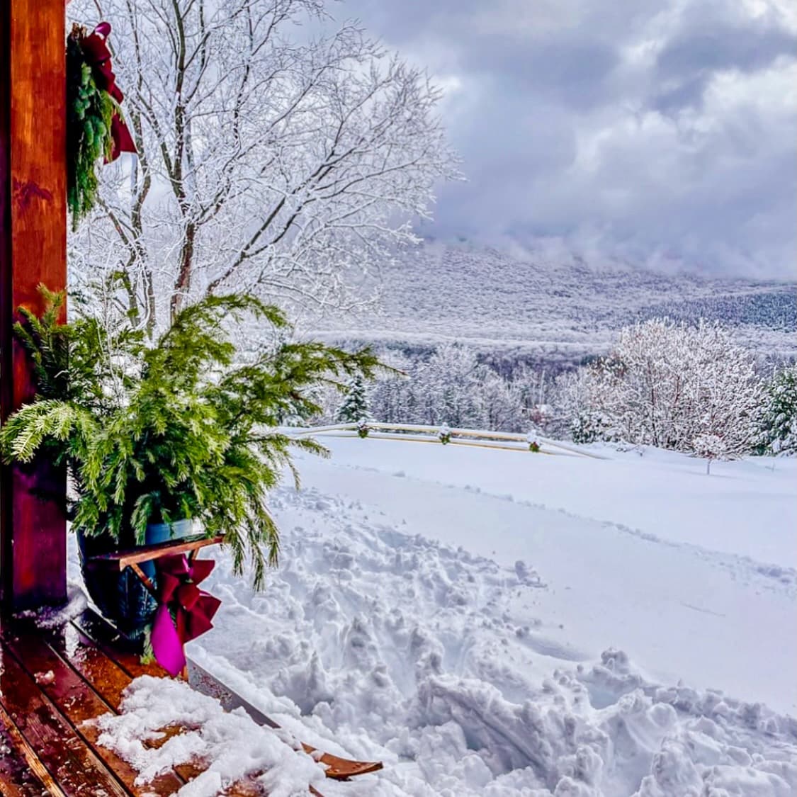 https://www.dabblinganddecorating.com/wp-content/uploads/2022/12/Ski-Lodge-Winter-Porch-Decor-on-Full-Display-19.jpg
