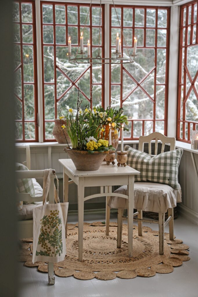 vibekedesign terracotta decor in sunroom. Centerpiece with Daffodils in Norway.